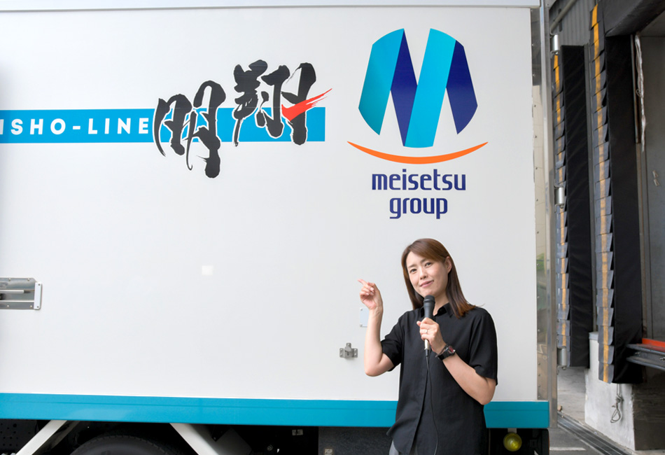 明翔ラインの冷凍車を指差すのんちゃん